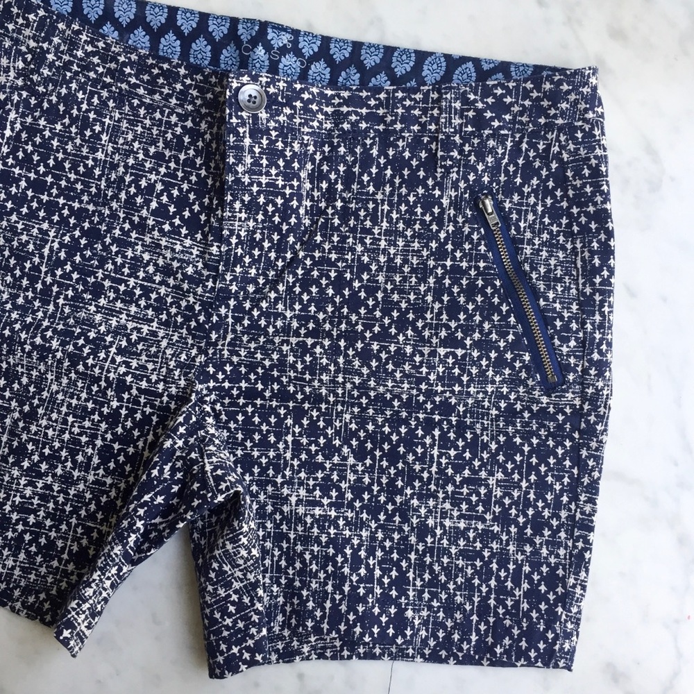 Caslon ‘Addison’ Zip Pocket Shorts in Navy Floral